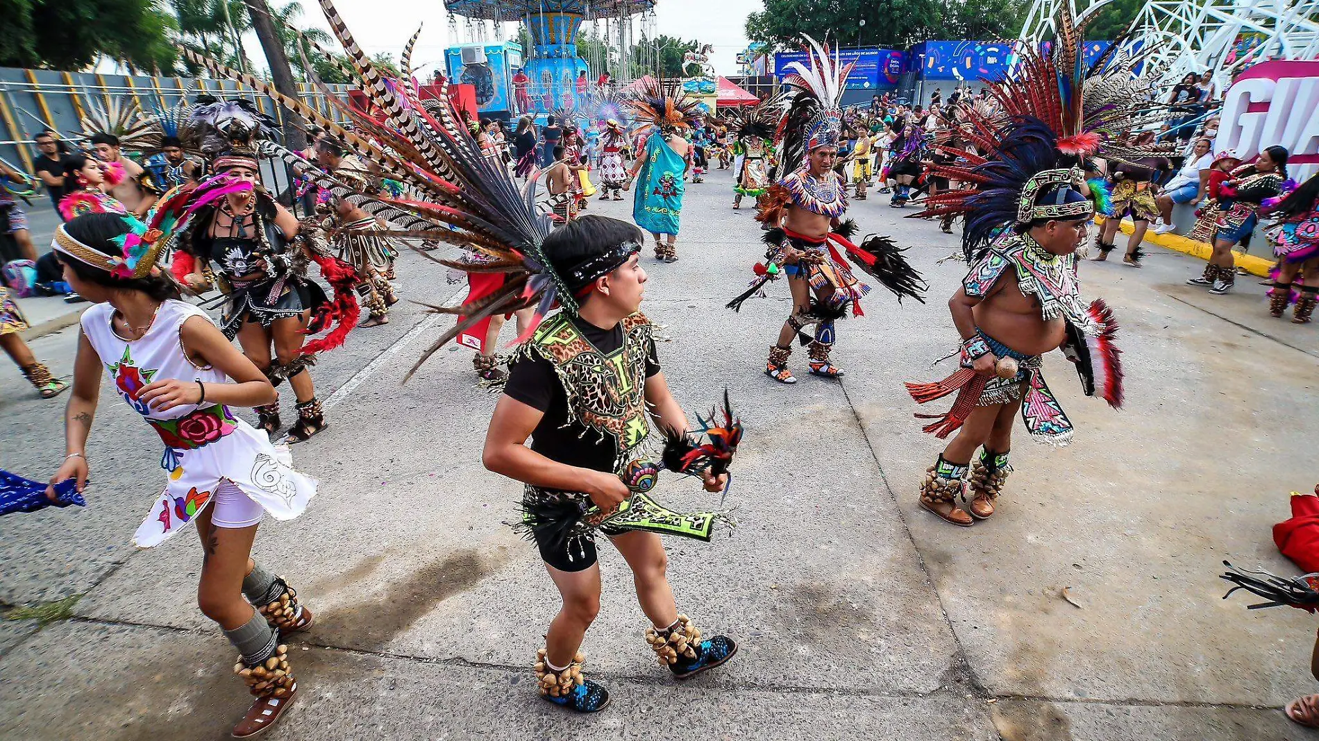 Danzantes en las Fiestas de Octubre